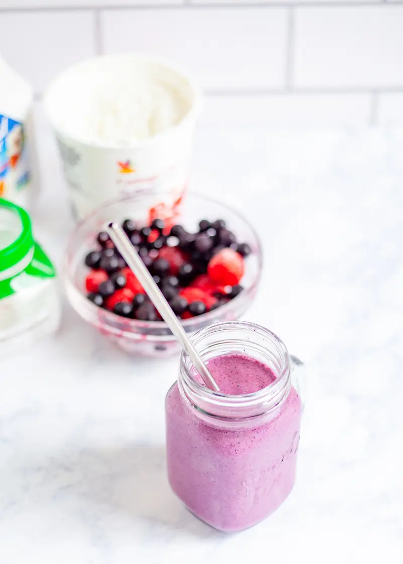 cheesecake smoothie with ingredients