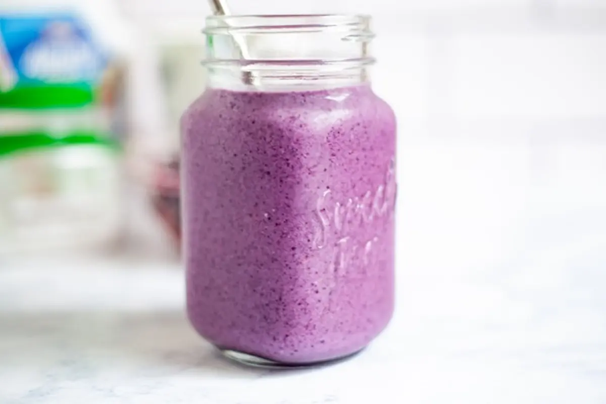 mixed berry cheesecake smoothie close up