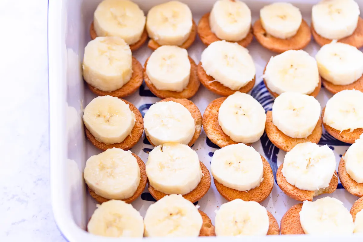 banana slices on vanilla cookies